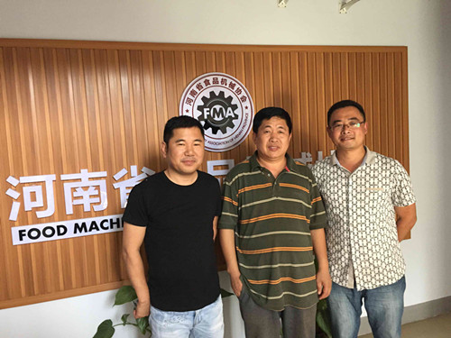 凱宇機(jī)械領(lǐng)導(dǎo)和協(xié)會(huì)張君會(huì)長、章發(fā)林書記合影